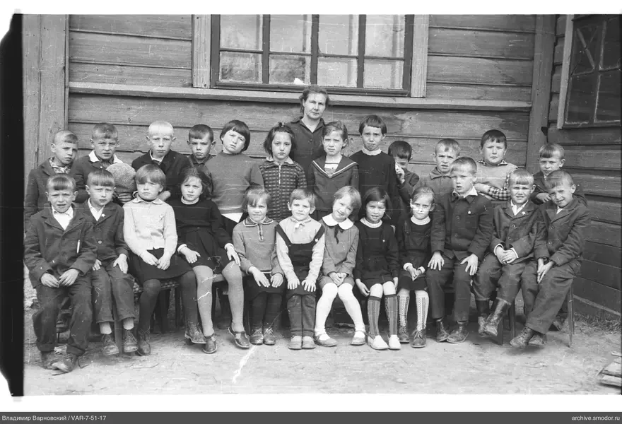 Gruppenporträt von Kindern und Frau