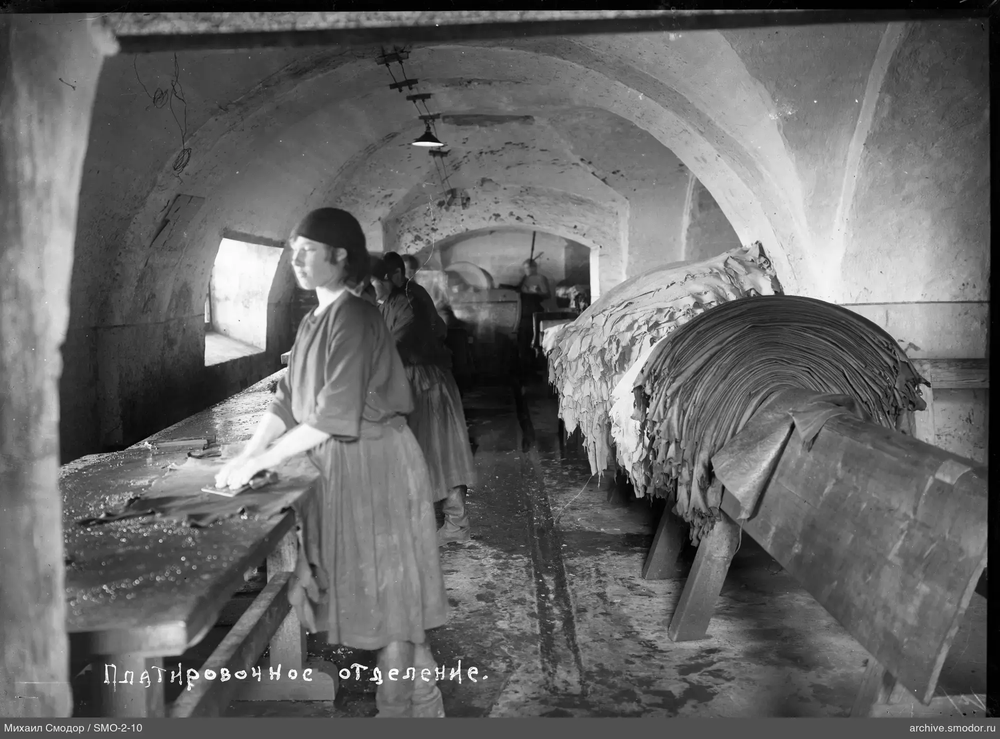 Женщины за работой с кожаными изделиями