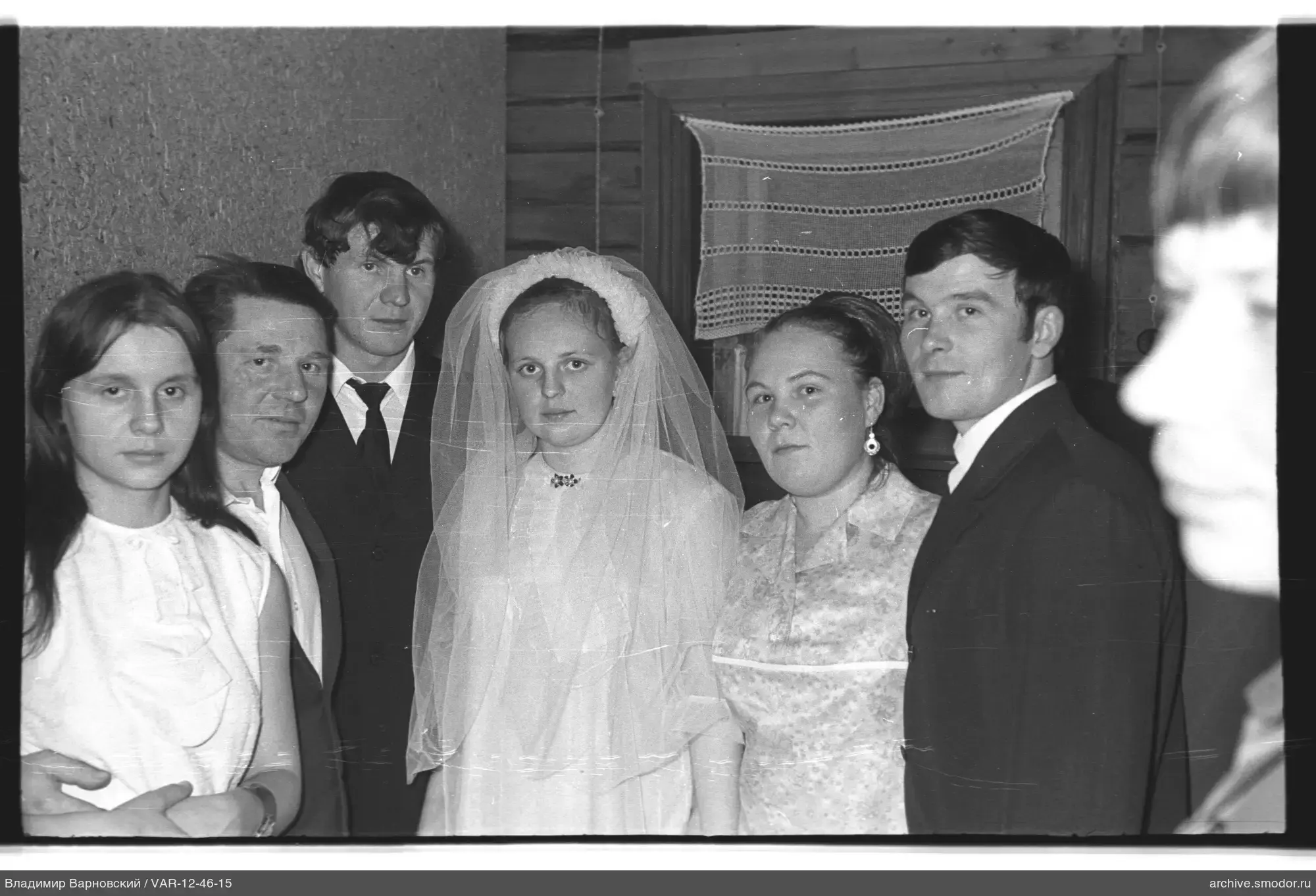 Gruppenporträt mit Frau im Hochzeitskleid