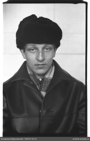 Porträt eines Mannes mit Pelzmütze und Lederjacke