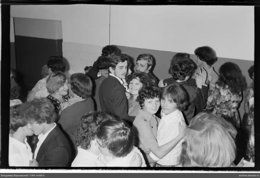 Танцующие пары в помещении 1980-х годов