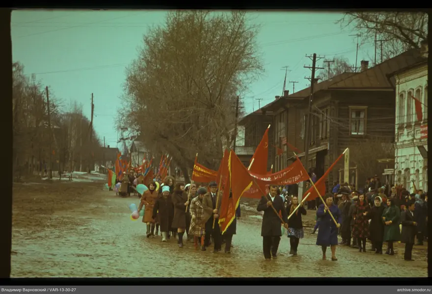 Gruppe mit Fahnen und Ballons auf Straße
