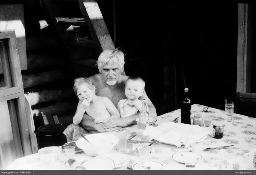 Mann mit Kindern am Tisch