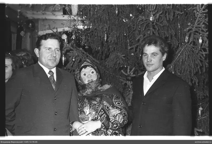 Gruppenporträt vor geschmücktem Weihnachtsbaum