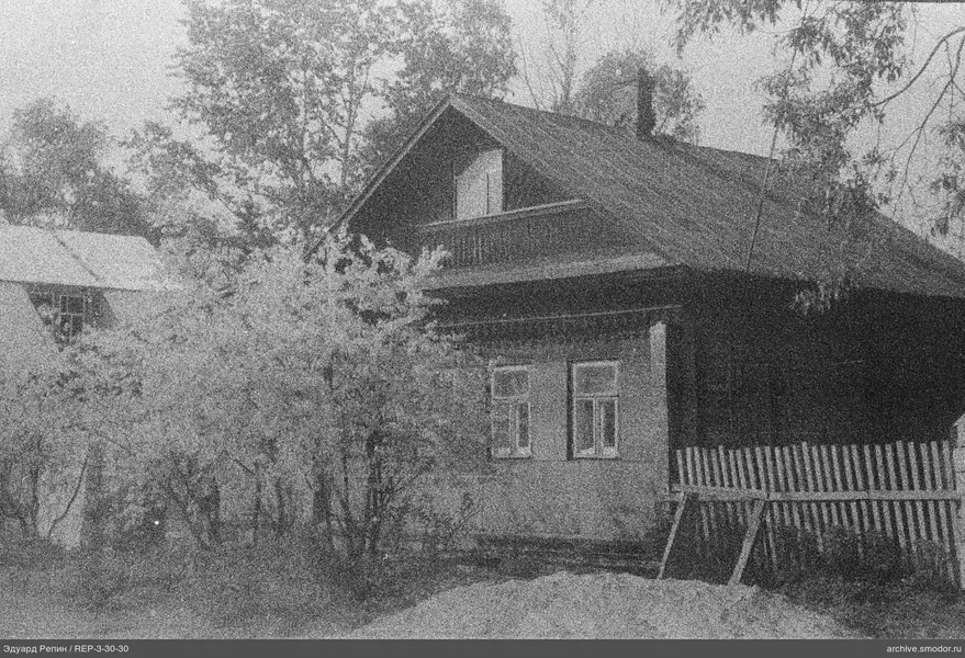 Holzhaus mit Fenstern und Zaun