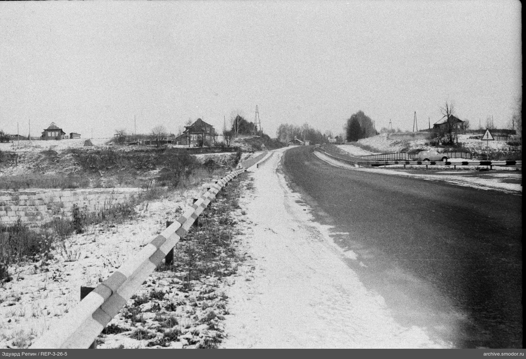 Дорога с мостом и барьером