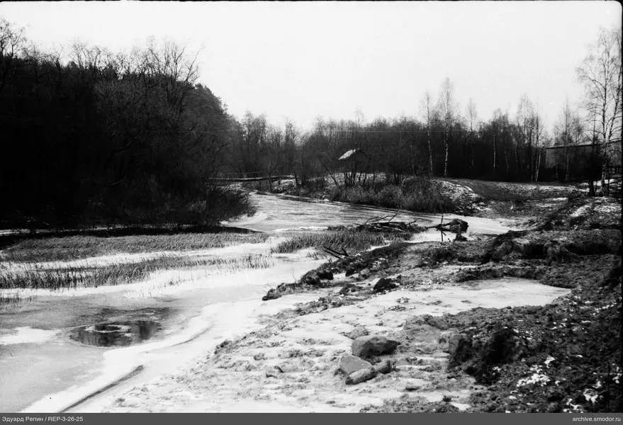 Winterschneelandschaft mit gefrorenem Wasser