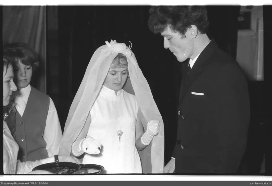 Frau im weißen Kleid und Schleier