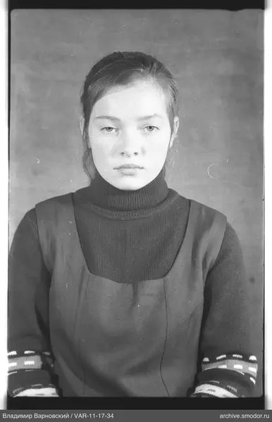 Porträt einer Frau in Pullover und Sommerkleid