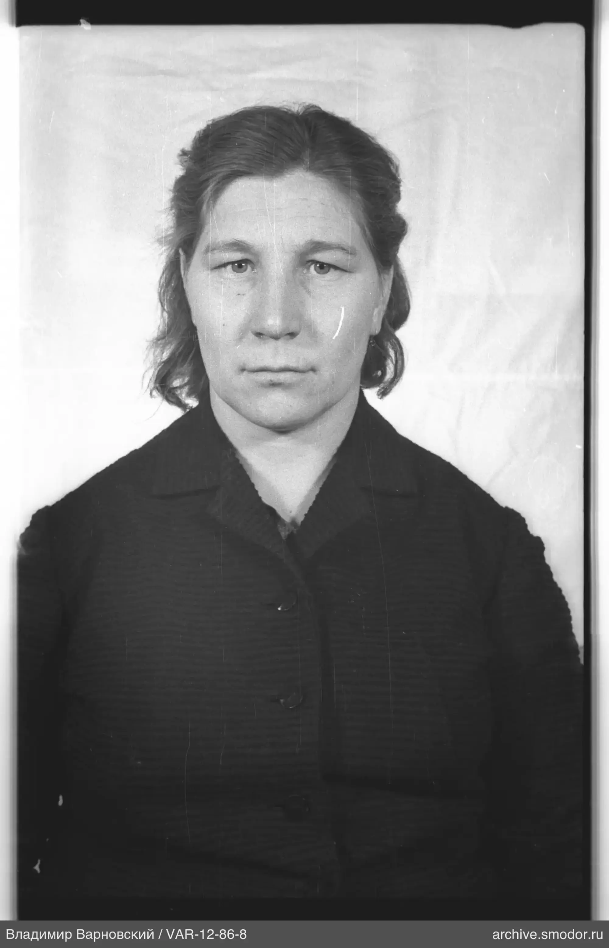 Портрет женщины в тёмном пальто