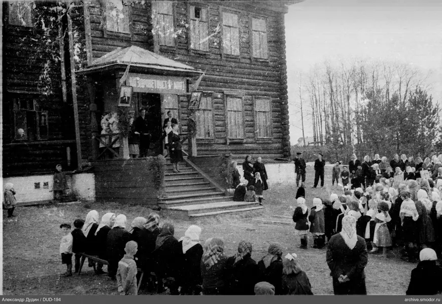 Собрание у деревянного здания