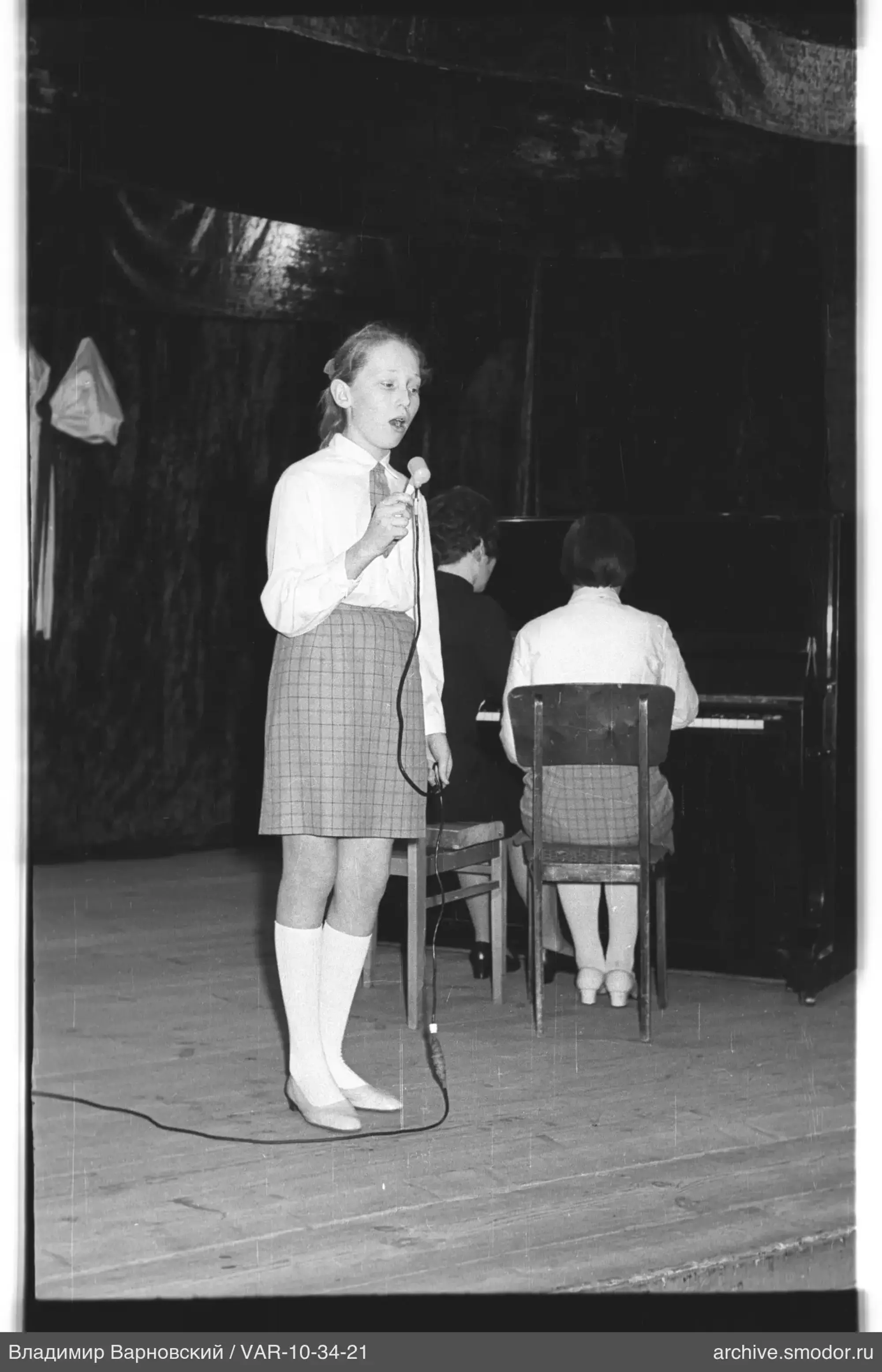 Mädchen mit Mikrofon auf der Bühne