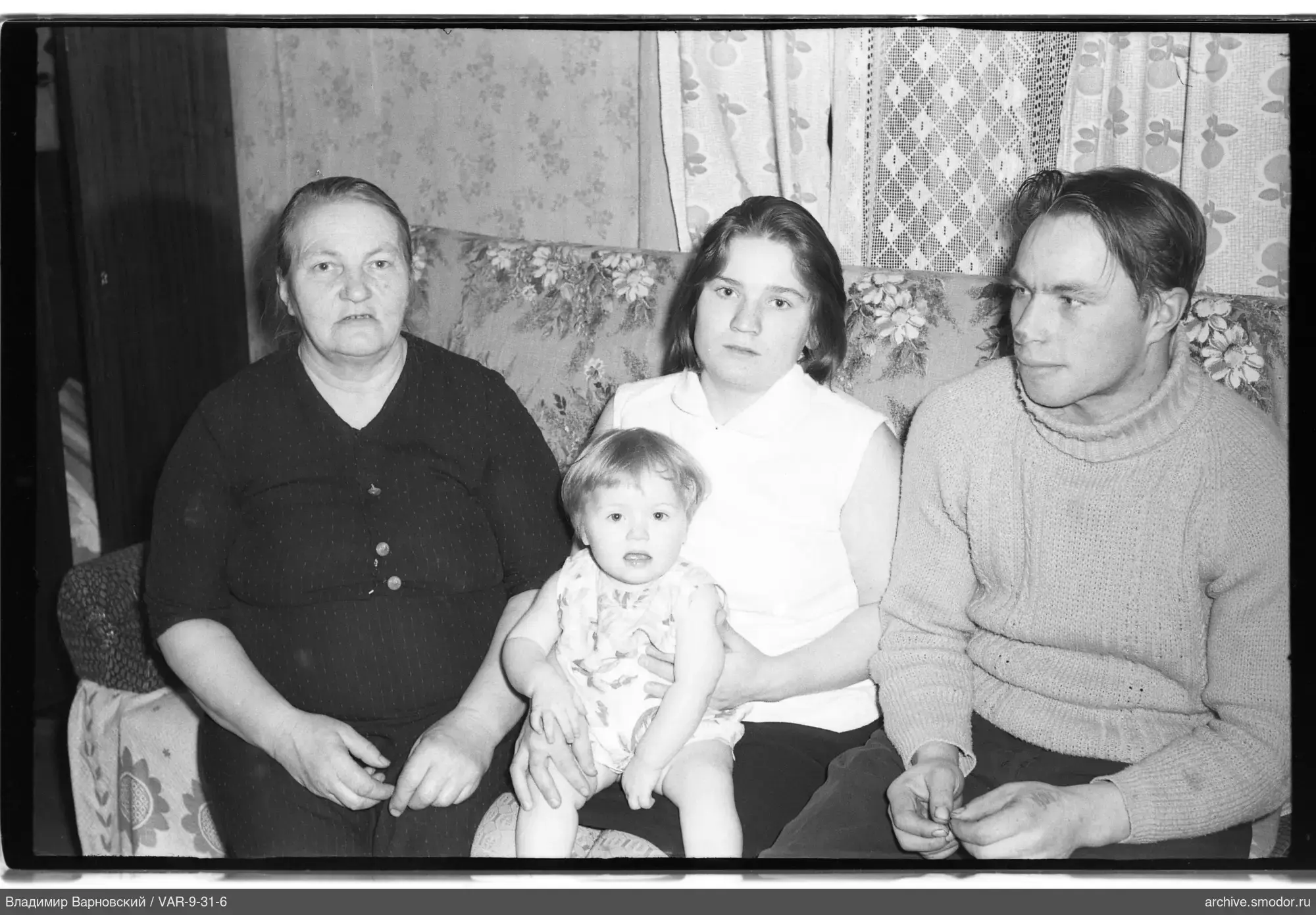 Групповой портрет на диване