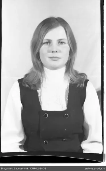 Porträt einer Frau in heller Bluse und dunklem Kleid