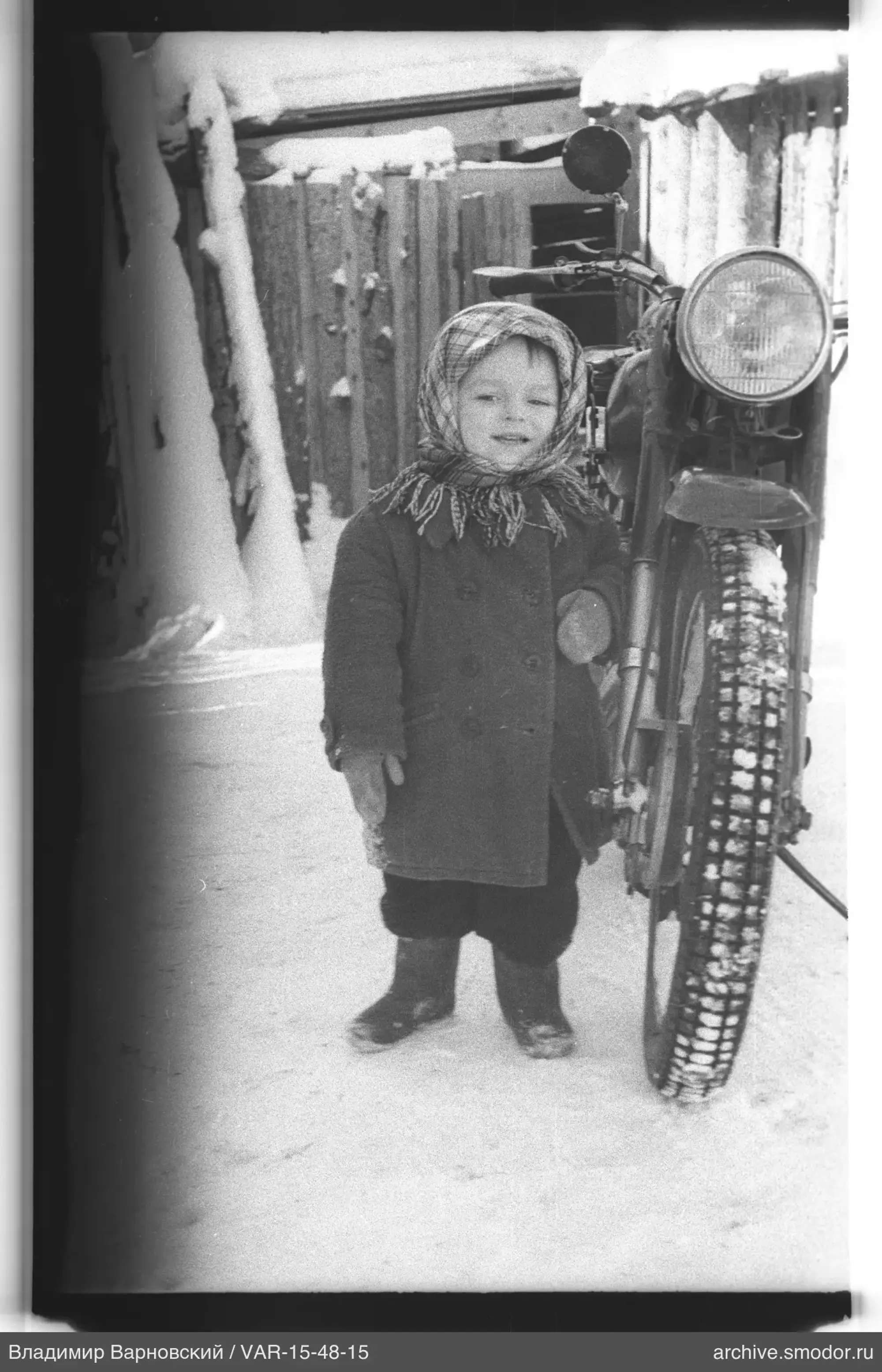 Kind mit Motorrad im Schnee