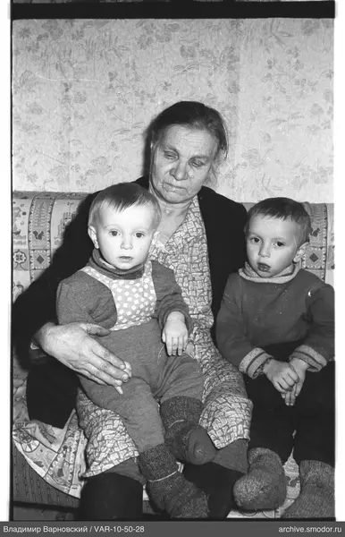 Женщина с двумя мальчиками на фото