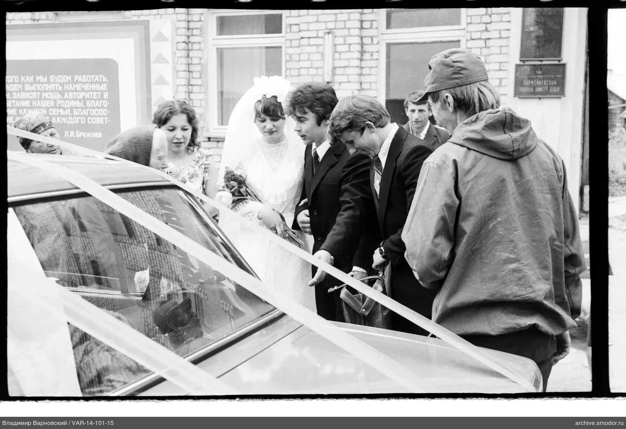 Gruppe bei geschmücktem Auto