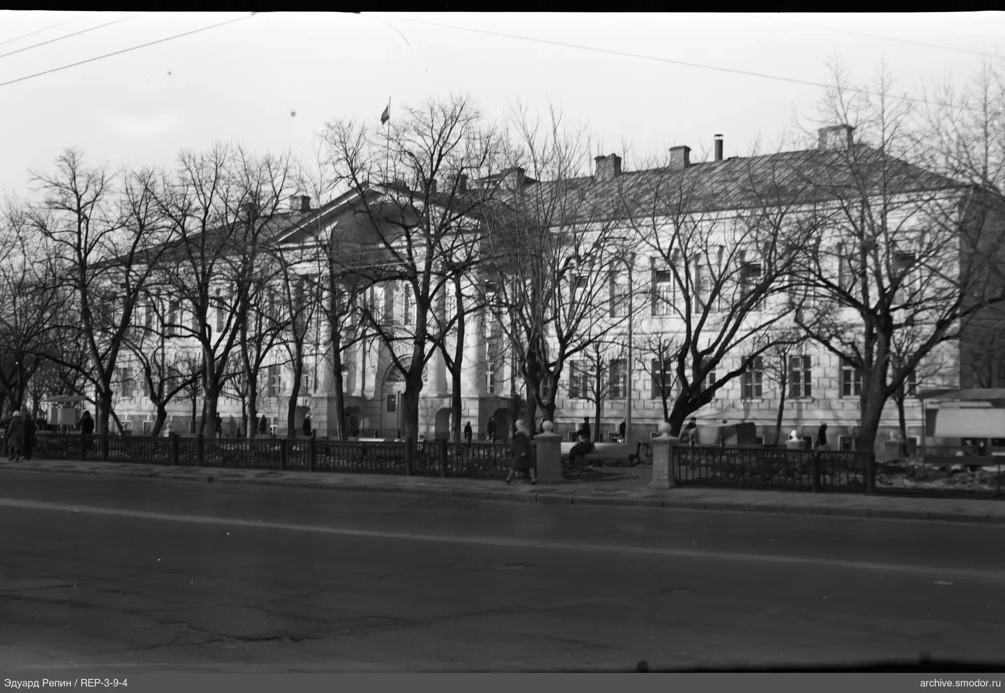 Gebäude mit Säulen und Flagge