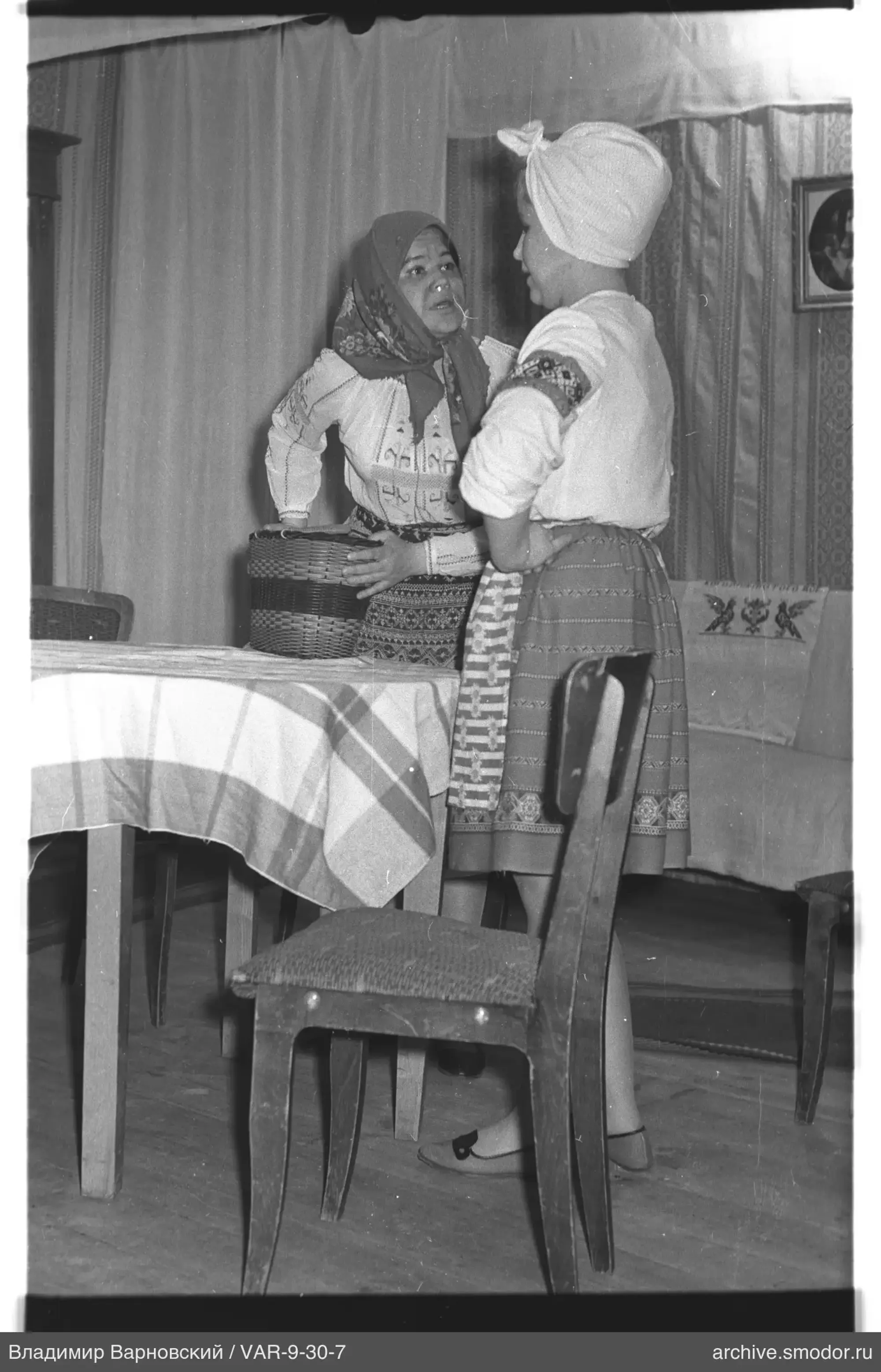 Zwei Frauen in Nationaltracht