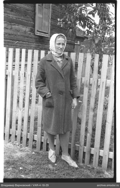 Женщина у деревянного забора