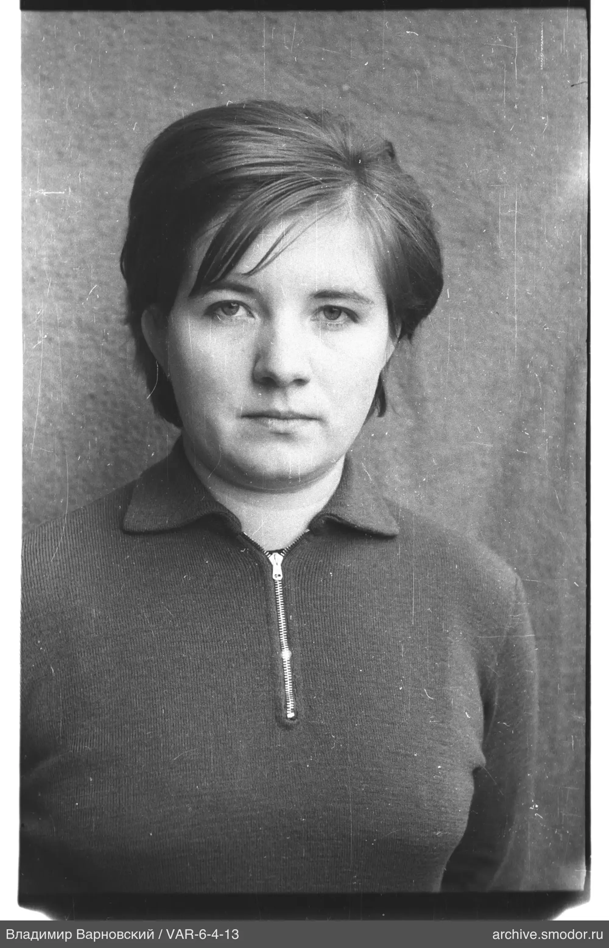Porträt einer Frau im dunklen Pullover