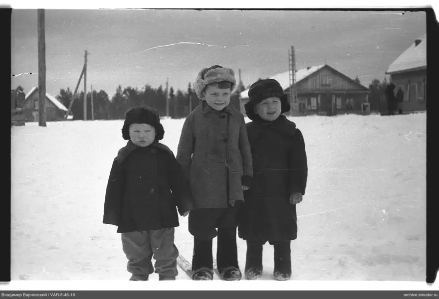 Gruppenporträt von Kindern im Schnee