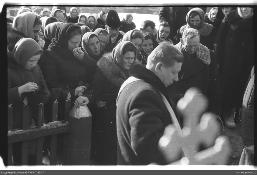 Группа людей за забором