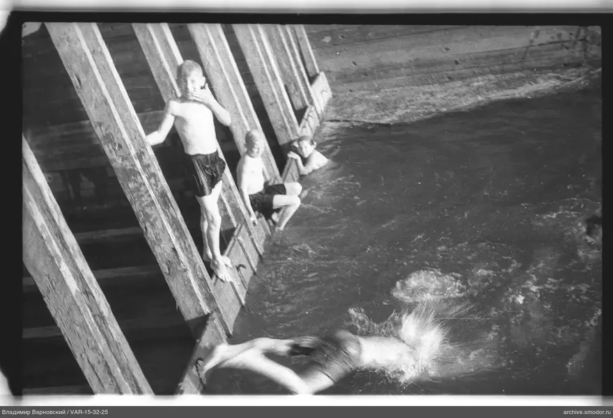 Jungen an einer Holzstruktur über Wasser