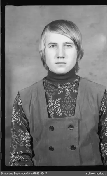 Porträt eines Mannes in Pullover und Weste
