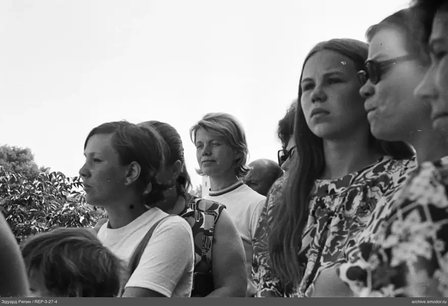 Gruppenporträt von Frauen und Mann