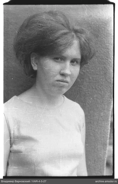 Waist-up portrait of a woman