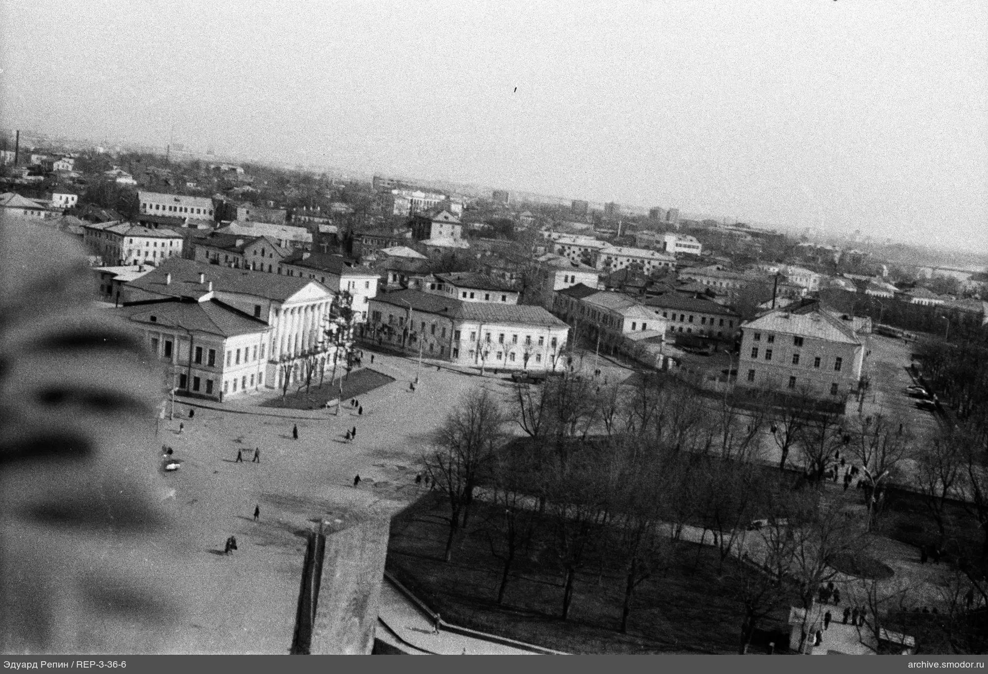 Panoramablick auf die Stadt von einem Platz