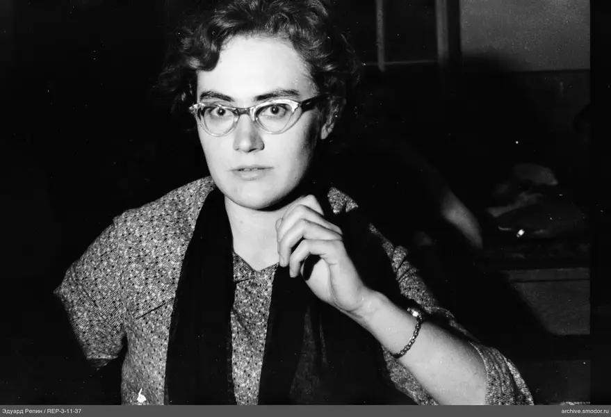 Porträt einer Frau mit Brille und Armband