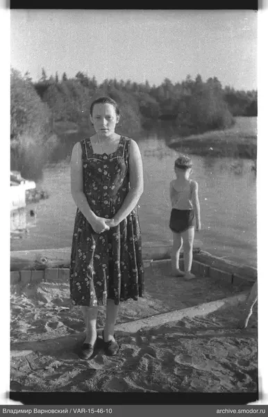 Frau und Junge am Flussufer