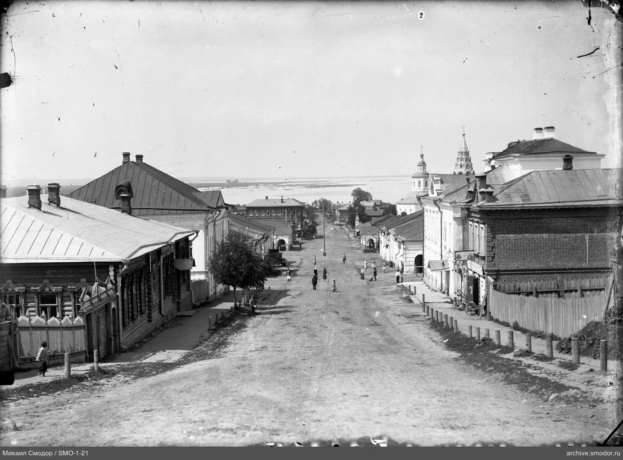 Breite Straße mit Häusern und Kirche