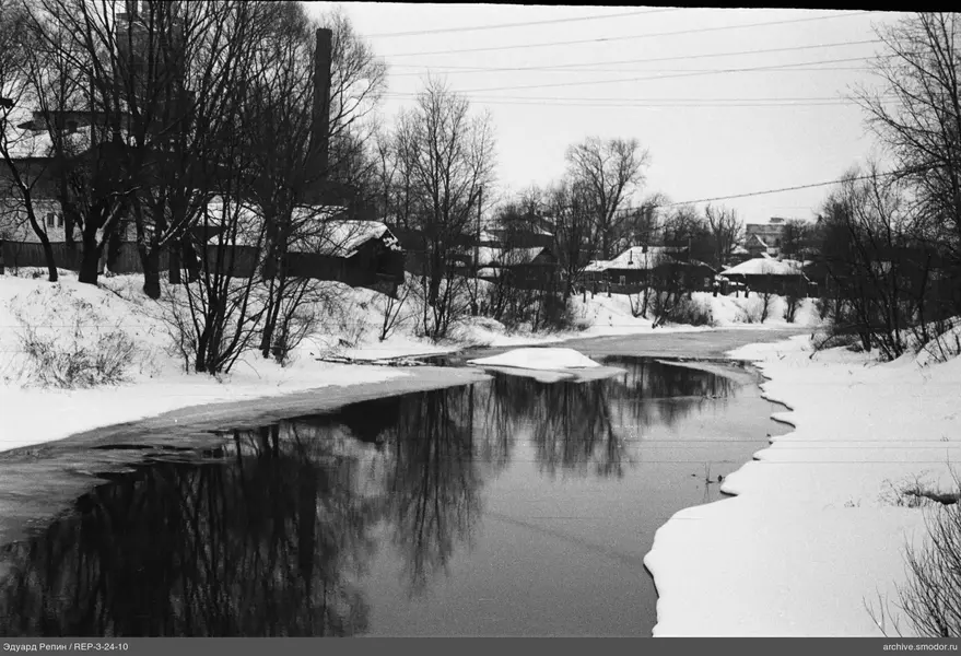 Landschaft mit Fluss und Bäumen