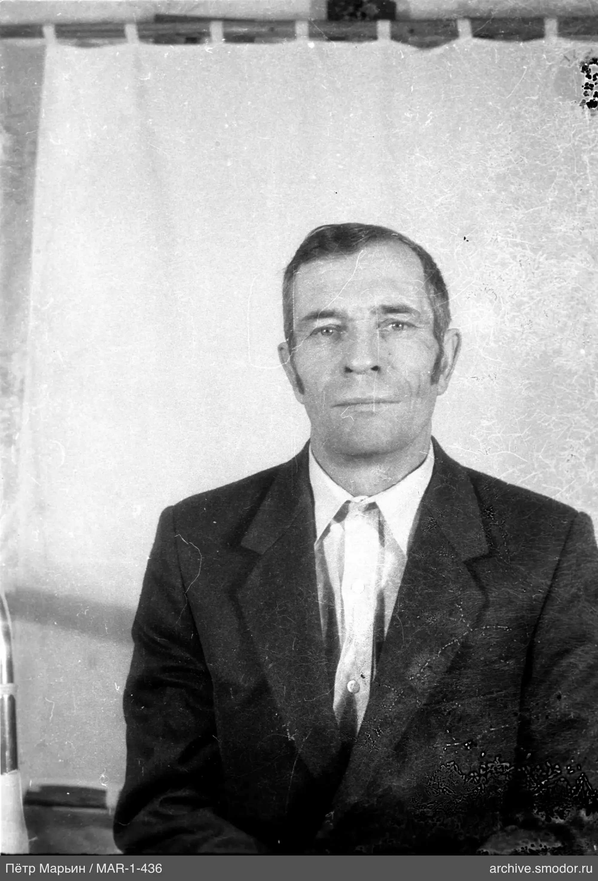 Портрет мужчины в темном пиджаке