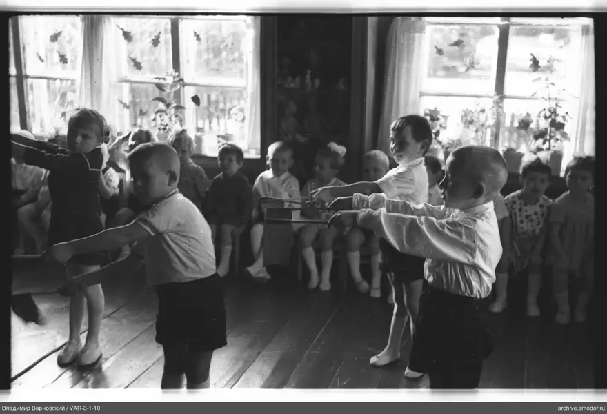Kinder mit Gegenständen im Raum