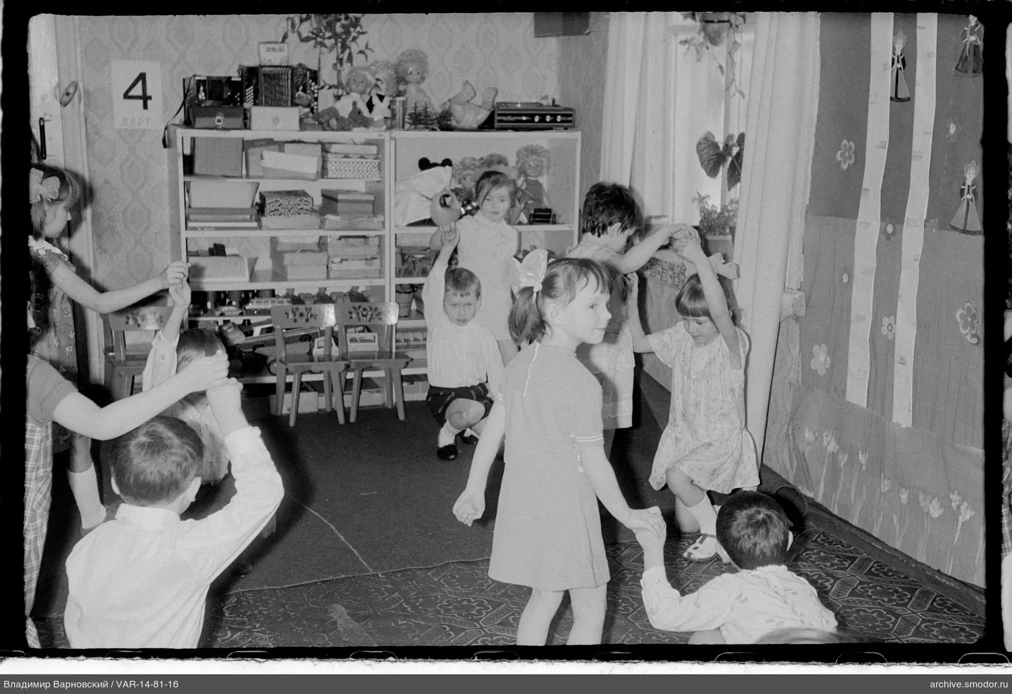 Kinder spielen in einem Raum mit Bücherregal