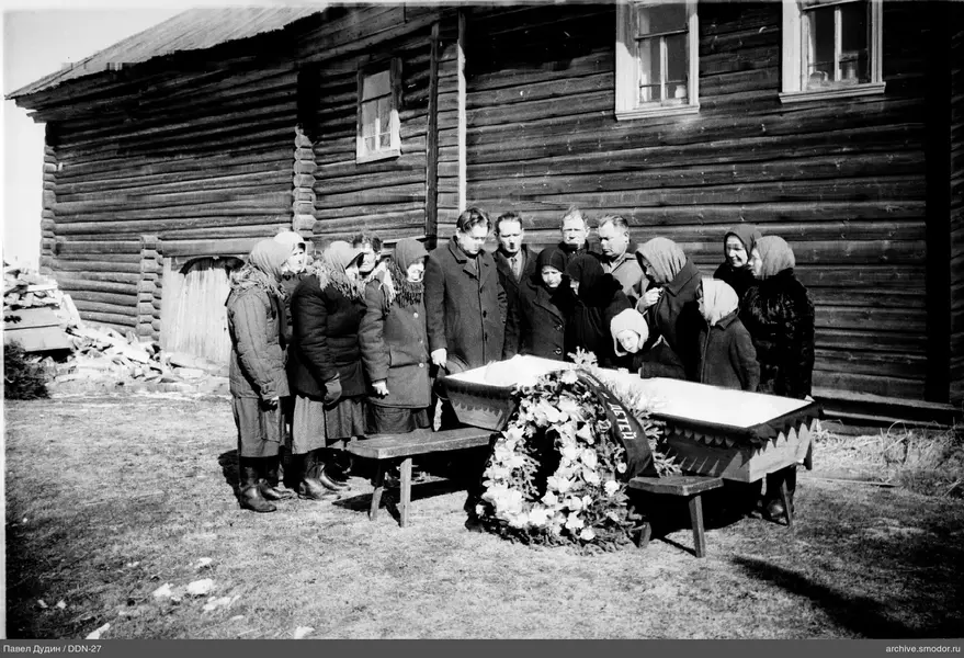 Группа у деревянного гроба с венком
