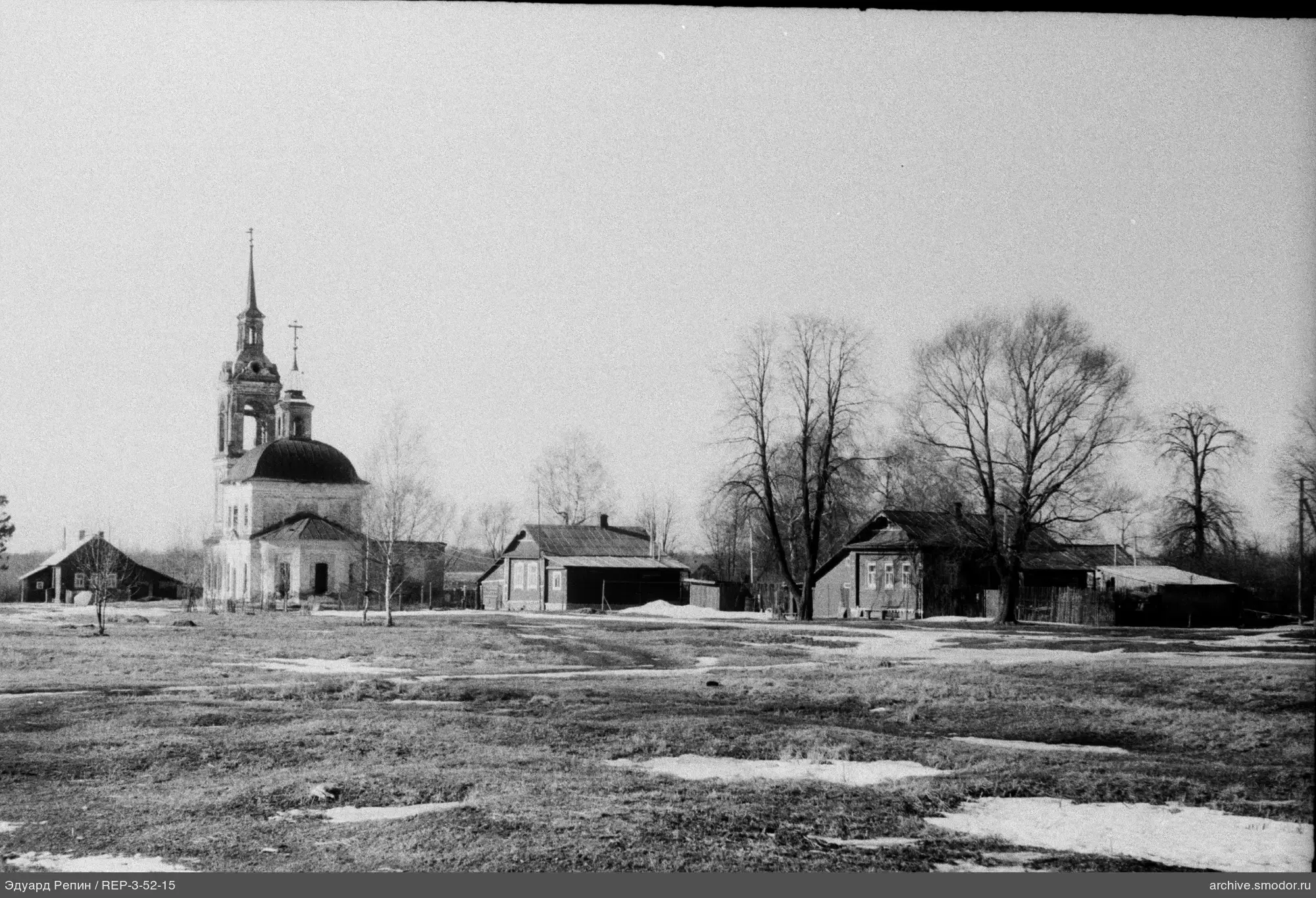 Обзорная фотография с церковью и деревьями