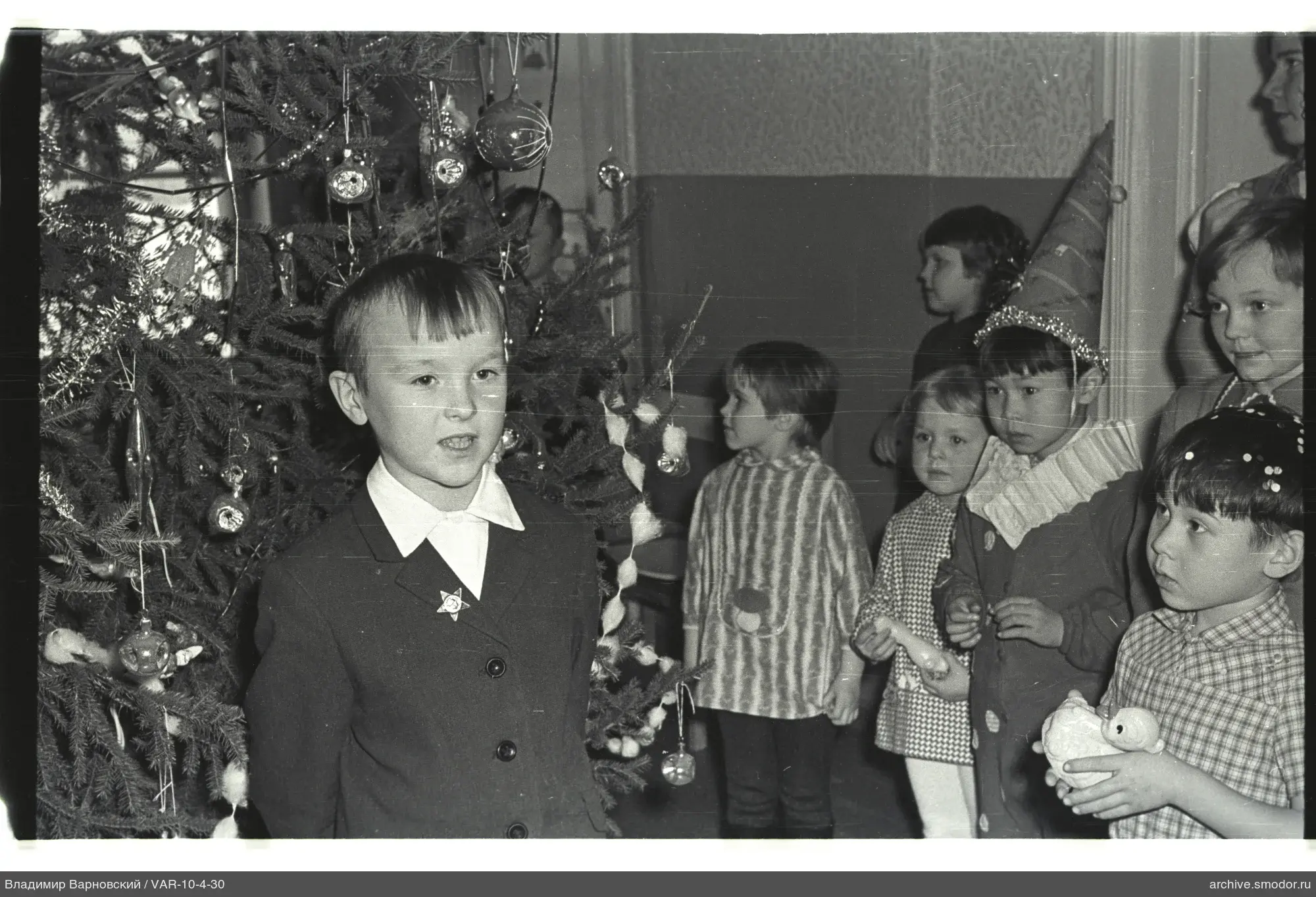 Children group photo by decorated Christmas tree
