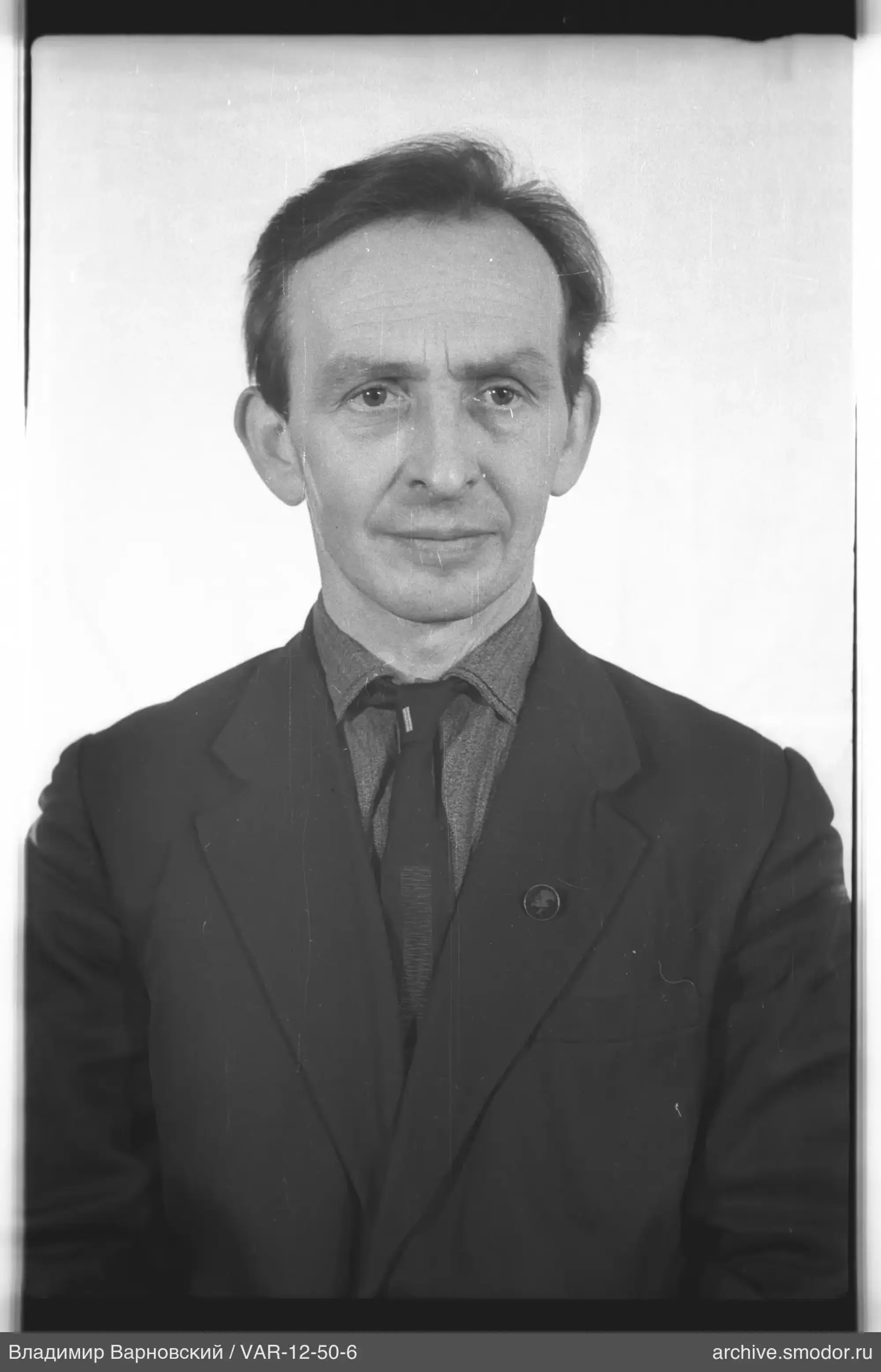 Портрет мужчины с значком