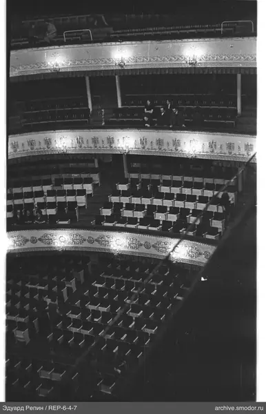 Gruppe auf der mittleren Etage des Theaters