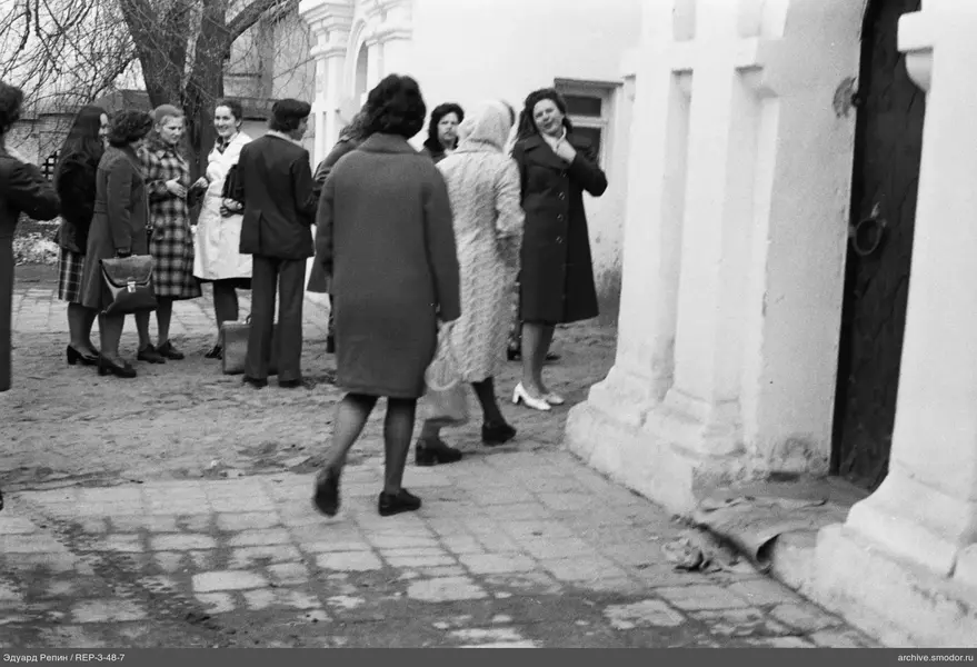 Gruppe von Menschen vor einem Gebäude auf der Straße