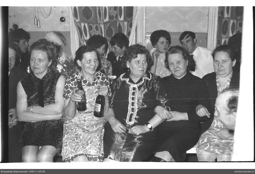 Gruppenporträt von Frauen und Männern