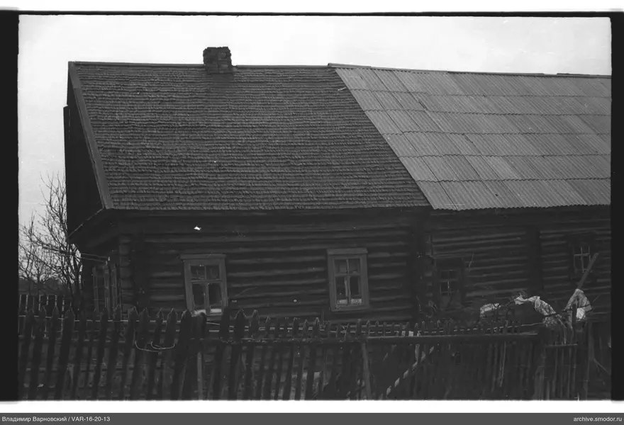 Holzhaus mit unterschiedlichen Dächern