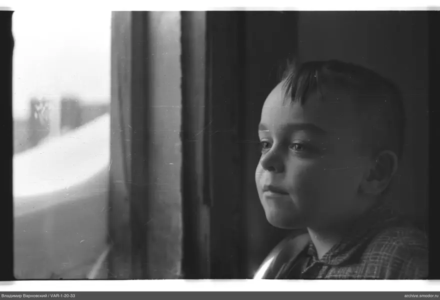 Profilbild eines Jungen am Fenster