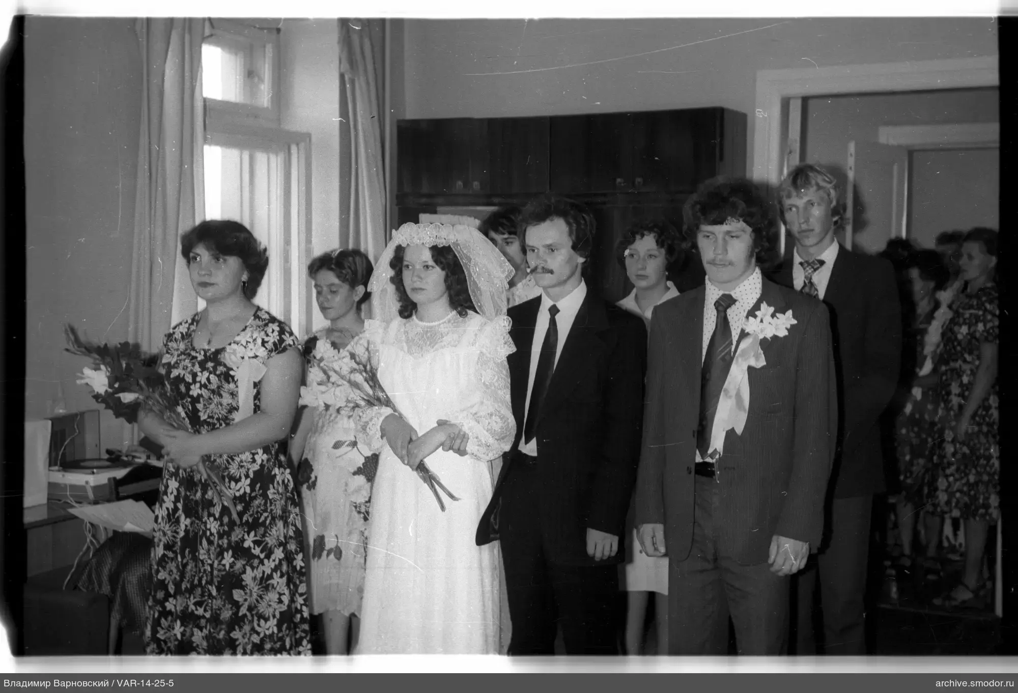 Gruppenporträt mit Frau in weißem Kleid