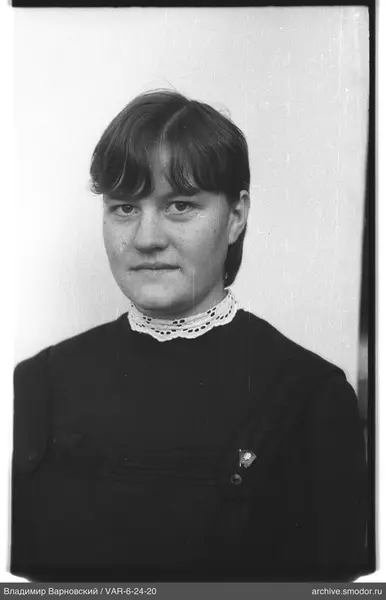 Porträt einer Frau in dunklem Kleid